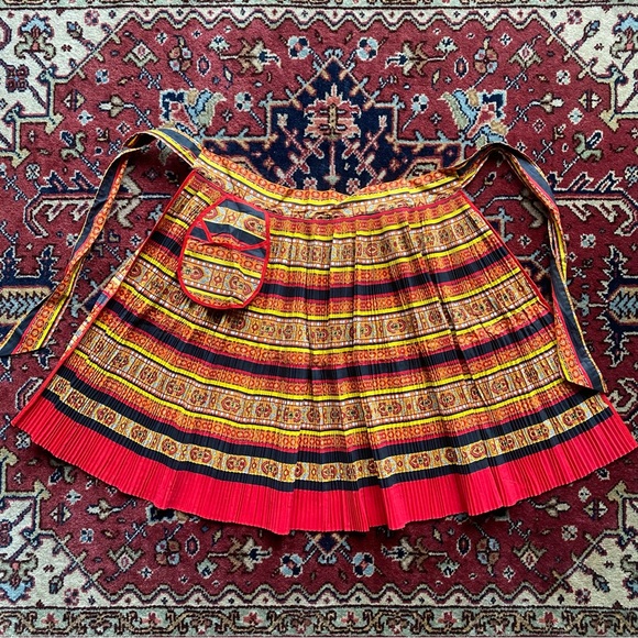 Adorable 1950s Half Apron w/ Accordian Pleats and a Pocket - Picture 2 of 8